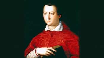Retrato de un hombre joven con cabello oscuro, vestido con una capa roja y cuello blanco, sosteniendo un libro oscuro en su mano derecha.