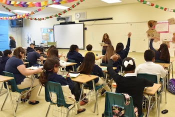 La Junta Escolar de Miami-Dade evalúa la propuesta de cierre o reconversión de nueve escuelas públicas ante la baja matrícula