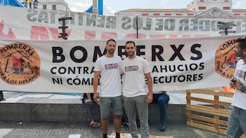 Bomberos que se oponen a los desahucios se suman a la protesta de Sol: “Nuestro trabajo es salvar a personas, no lo contrario”
