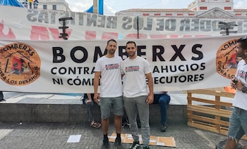 Gonzalo Pastor (izda) junto a otro compañero de la Plataforma Bomberxs Contra los Desahucios en la acampada de Sol. (M.G.A. / Infobae)