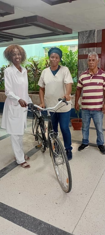 Usuarios de redes sociales cuestionaron que una bicicleta sea un premio suficiente para médicos, enfermeras y otros empleados de la salud. (Foto tomada del Hospital General Dr. Juan Bruno Zayas Alfonso)