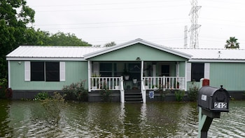 Millones bajo alerta máxima por inundaciones tras el paso de la tormenta tropical Arthur, con lluvias de hasta 50 centímetros en cinco estados