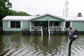 La NOAA emitió una alerta máxima por inundaciones repentinas en el sur de Estados Unidos tras los remanentes de la tormenta Arthur. (Brett Coomer/Houston Chronicle via AP)