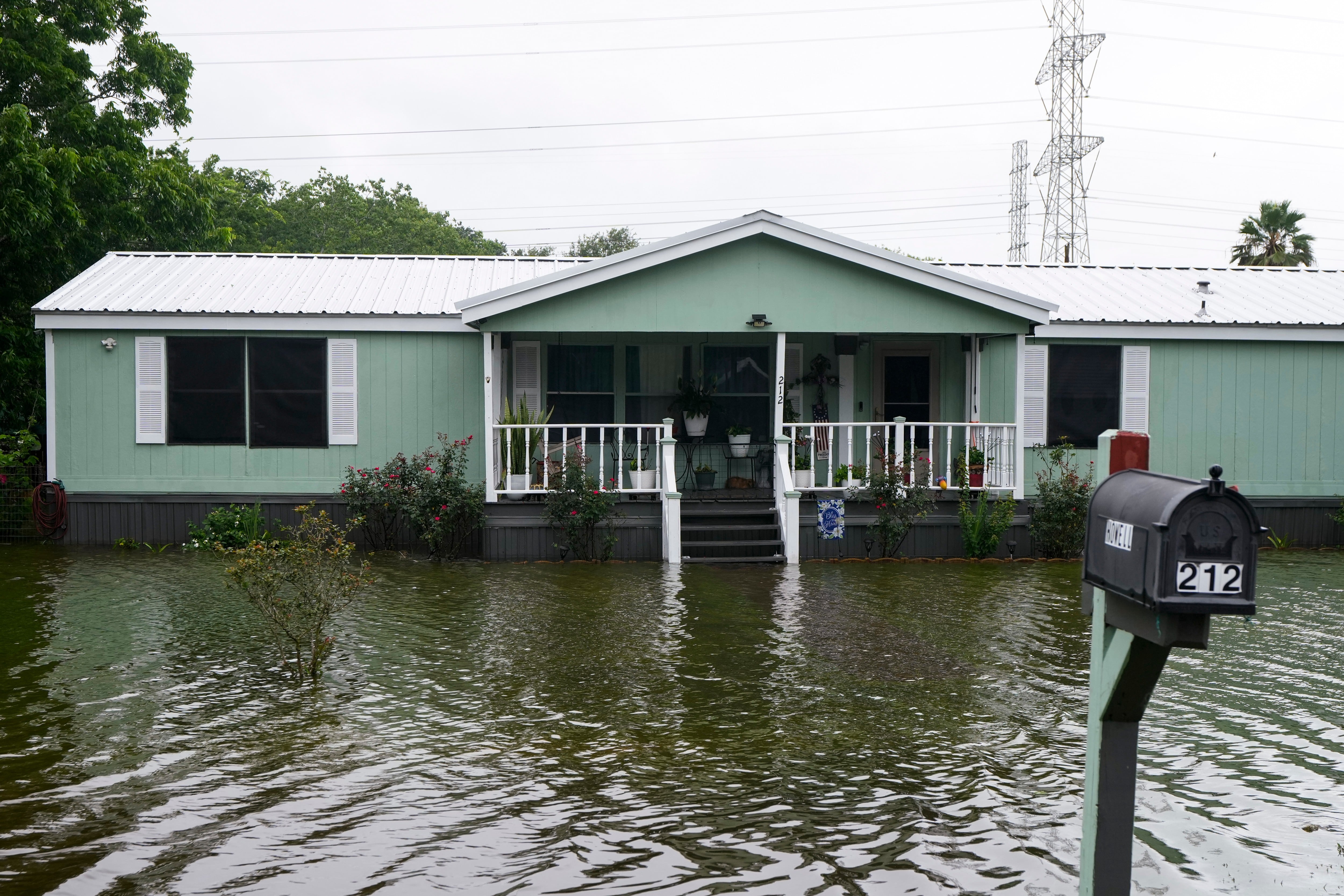 La NOAA emitió una alerta máxima por inundaciones repentinas en el sur de Estados Unidos tras los remanentes de la tormenta Arthur. (Brett Coomer/Houston Chronicle via AP)