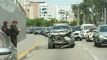 Conductor resultó herido tras fuerte choque contra camión en la Vía Expresa de Miraflores: auto terminó destrozado