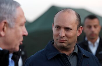 El Ministro de Defensa israelí Naftali Bennett mira al Primer Ministro Benjamin Netanyahu durante una visita a una base del ejército israelí en los Altos del Golán (Atef Safadi/Pool vía REUTERS)