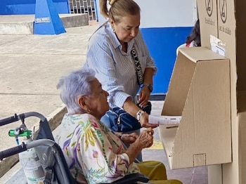 Las personas con discapacidad podrán ser asistidas por una persona de confianza en el cubículo de votación, conforme a la ley - crédito Registraduría Nacional del Estado Civil/Facebook