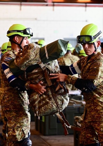 Elementos de la Fuerza Armada prepara el envío de ayuda a los afectados por los terremotos en Venezuela.