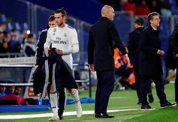 Gareth Bale, saluda al técnico