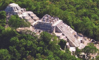No se conocen imágenes de las construcciones de Valeriana que se encuentra aún debajo de vegetación, se estima que es la segunda ciudad maya más grande luego de Calakmun, que se observa en la foto (INAH)