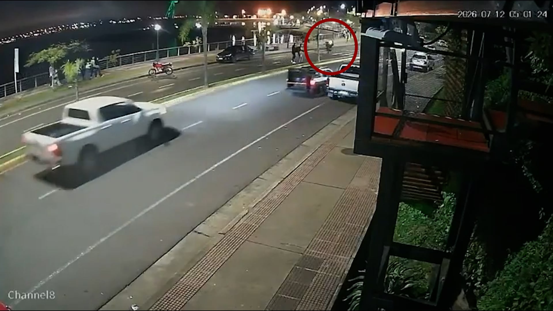 El instante previo a que Barrientos fuera embestido por el motociclista.