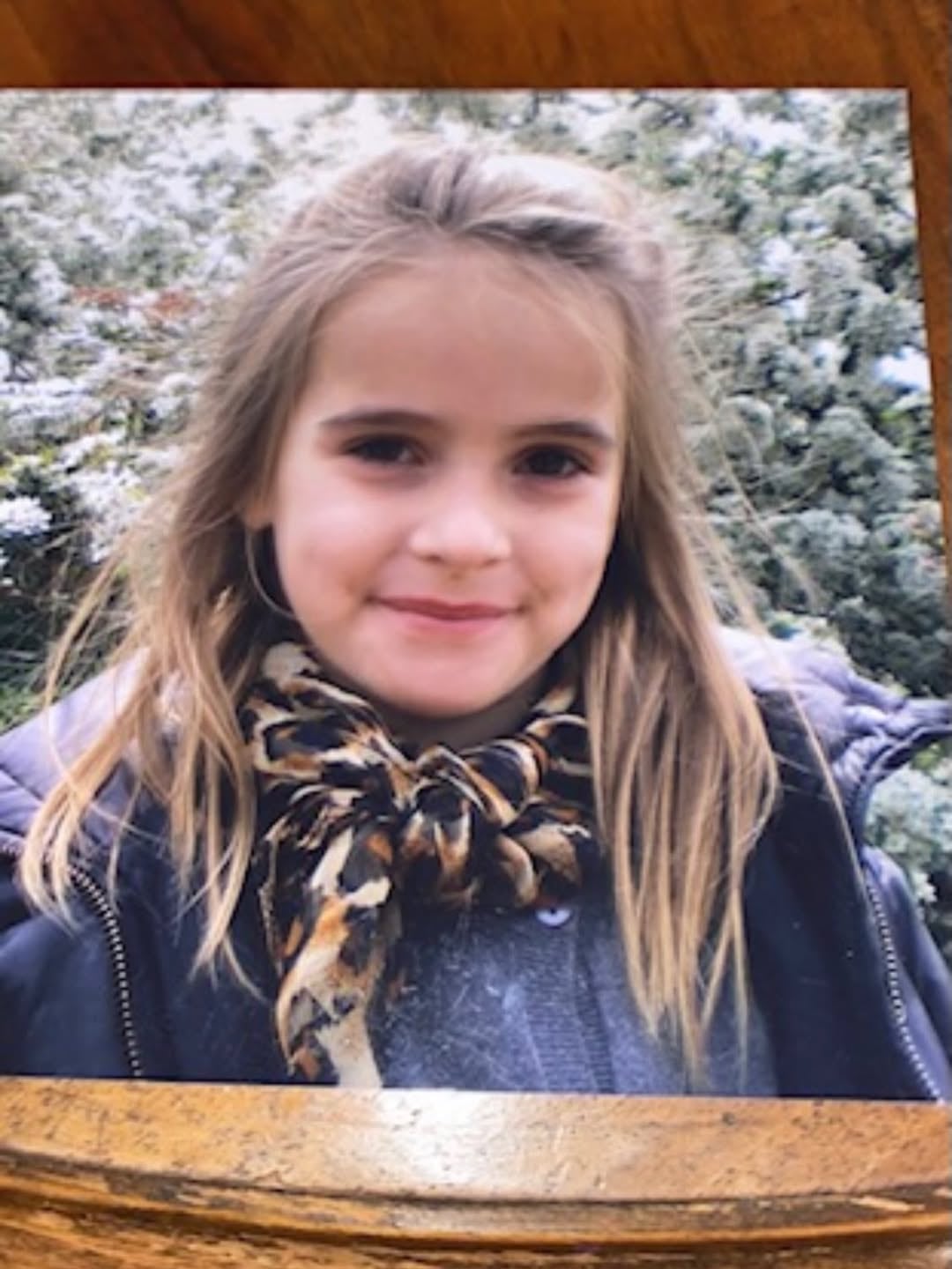 Retrato de infancia en contacto con la naturaleza, rodeada de verde