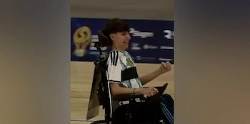 Las sillas adaptadas para la competencia cuentan con defensas frontales y alcanzan una velocidad máxima de diez kilómetros por hora (Captura de video)