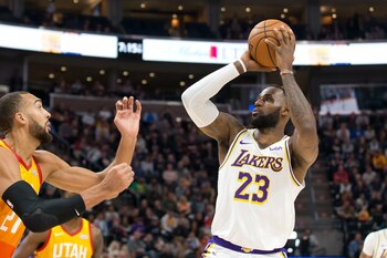 LeBron James protagonizó dos jugadas polémicas en la victoria de Los Angeles Lakes sobre Utah Jazz en la NBA (USA TODAY Sports)