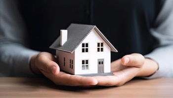 La informalidad laboral, que afecta al 54.8% de la fuerza laboral, dificulta el acceso al financiamiento para vivienda. (Cortesía: Freepik)