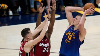 Nikola Jokic fue demasiado para Miami Heat y Denver Nuggets se quedó con el primer juego de las finales de la NBA