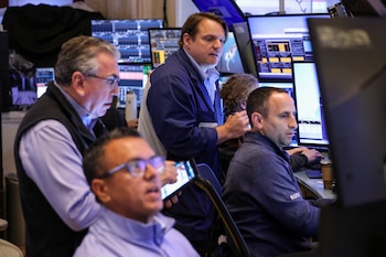 Operadores trabajan en la Bolsa