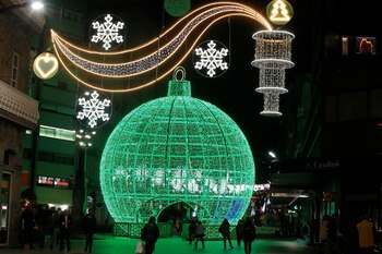 Varias personas pasean para ver el alumbrado navideño. EFE/ Salvador Sas/Archivo