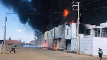 Un voraz incendio consume una