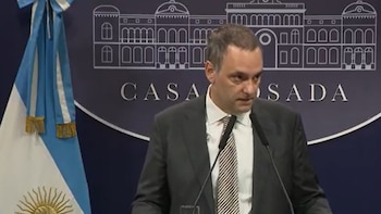 Un juez prohíbe salir de Argentina al exjefe de Gabinete de Milei