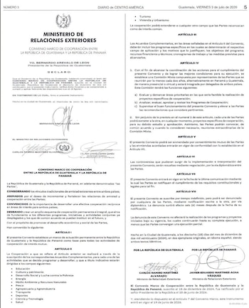 Página de periódico con el título "DIARIO DE CENTRO AMÉRICA" y "CONVENIO MARCO DE COOPERACIÓN ENTRE LA REPÚBLICA DE GUATEMALA Y LA REPÚBLICA DE PANAMÁ", texto y firmas