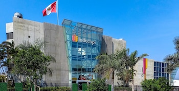 Para impulsar la inversión, se promoverán medidas de simplificación administrativa para eliminar barreras burocráticas y reforzar las facultades fiscalizadoras de Indecopi.