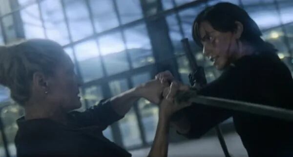 Charlize Theron admitió que se sintió intimidada porque Uma Thurman pidió dos espadas para una escena de The Old Guard 2(Escena de