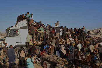 Palestinos forcejean para obtener alimentos