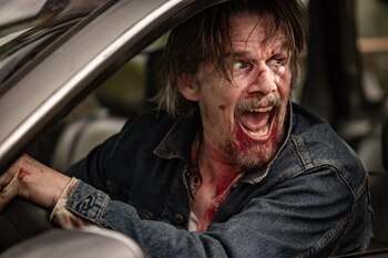 Ethan Hawke en su lado