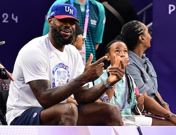 La cercanía familiar y el deseo de LeBron James de vivir en Ohio podrían influir en su decisión de regresar a Cleveland Cavaliers (REUTERS/Angelika Warmuth)