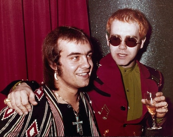 La dupla creativa preserva su sociedad artística desde 1967 gracias a la afinidad por diversos géneros y a la distancia en sus vidas personales - {El ídolo pop británico Elton John con su letrista Bernie Taupin en Londres el 5 de marzo de 1973. Elton John y Bernie Taupin, los compositores que nos regalaron "Your Song", "Tiny Dancer" y "Rocket Man" recibirán el Premio Gershwin de la Biblioteca del Congreso de Estados Unidos} - (Foto AP/John Glanvill, archivo)