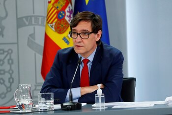 El ministro de Sanidad, Salvador Illa, comparece en la rueda de prensa posterior al Consejo de Ministros este martes en Madrid. EFE/ J.J. Guill�n