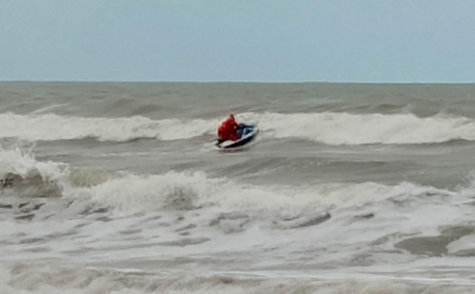 Una moto acuática que salió en búsqueda de los kayakistas (Prefectura Naval Argentina)