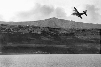 Un Hércules sobrevolando Puerto Argentino, durante la guerra