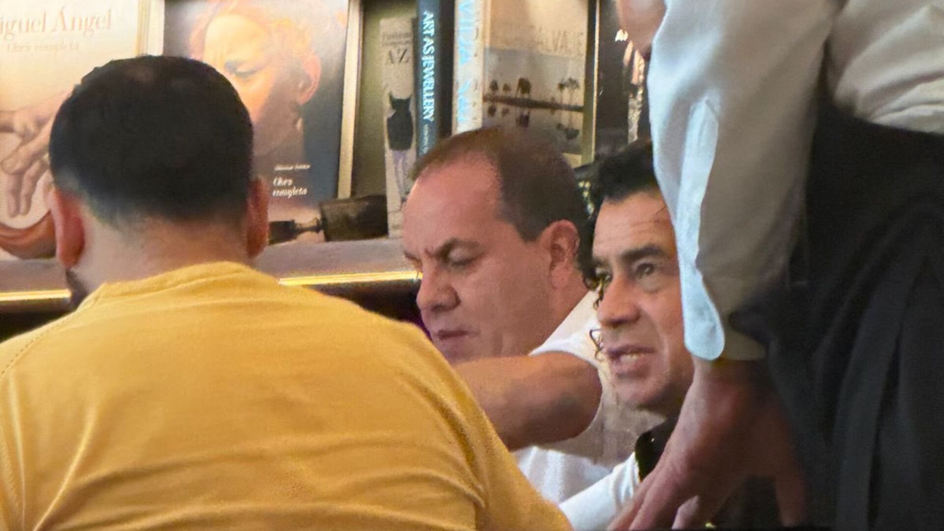 Cuauhtémoc Blanco fue captado comiendo en un restaurante de lujo en Jardines del Pedregal, CDMX. (Foto: X/@lumendoz)