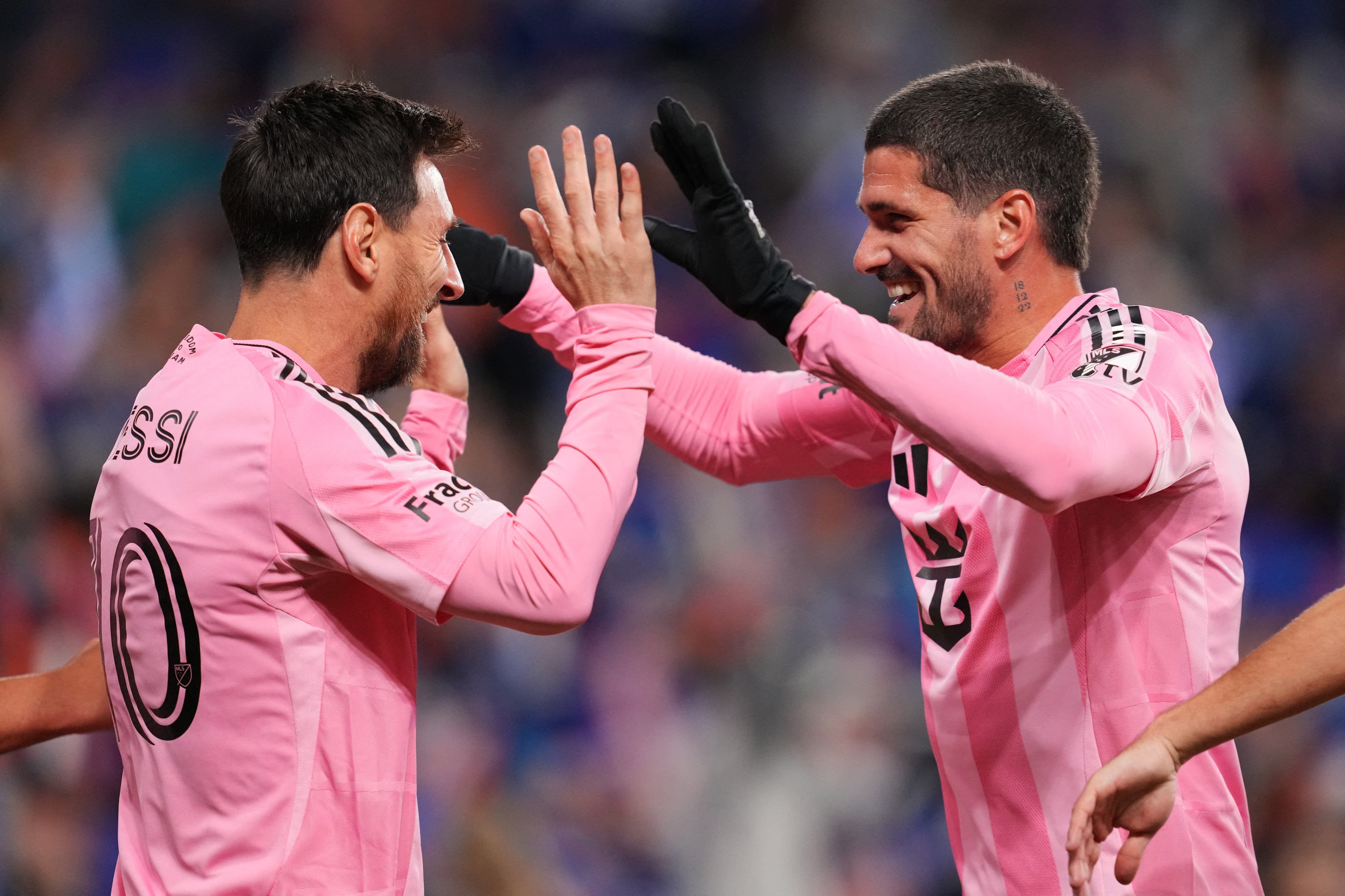 Lionel Messi y Rodrigo De Paul (Photo by Jeff Dean / GETTY IMAGES NORTH AMERICA / Getty Images via AFP)