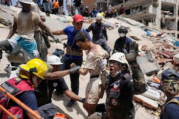 Rescatistas sacan a Daniel Cordero de entre los escombros de su casa en Catia la Mar, Venezuela, el viernes 26 de junio de 2026, dos días después de los sismos ocurridos en el país. (AP Foto/Fernando Vergara)
