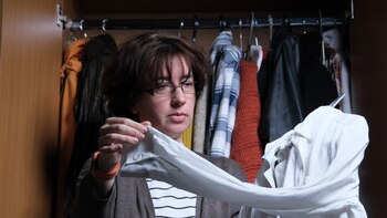 Analía le revisaba la ropa