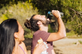 Una pareja haciendo una ruta de senderismo en verano (Magnific)