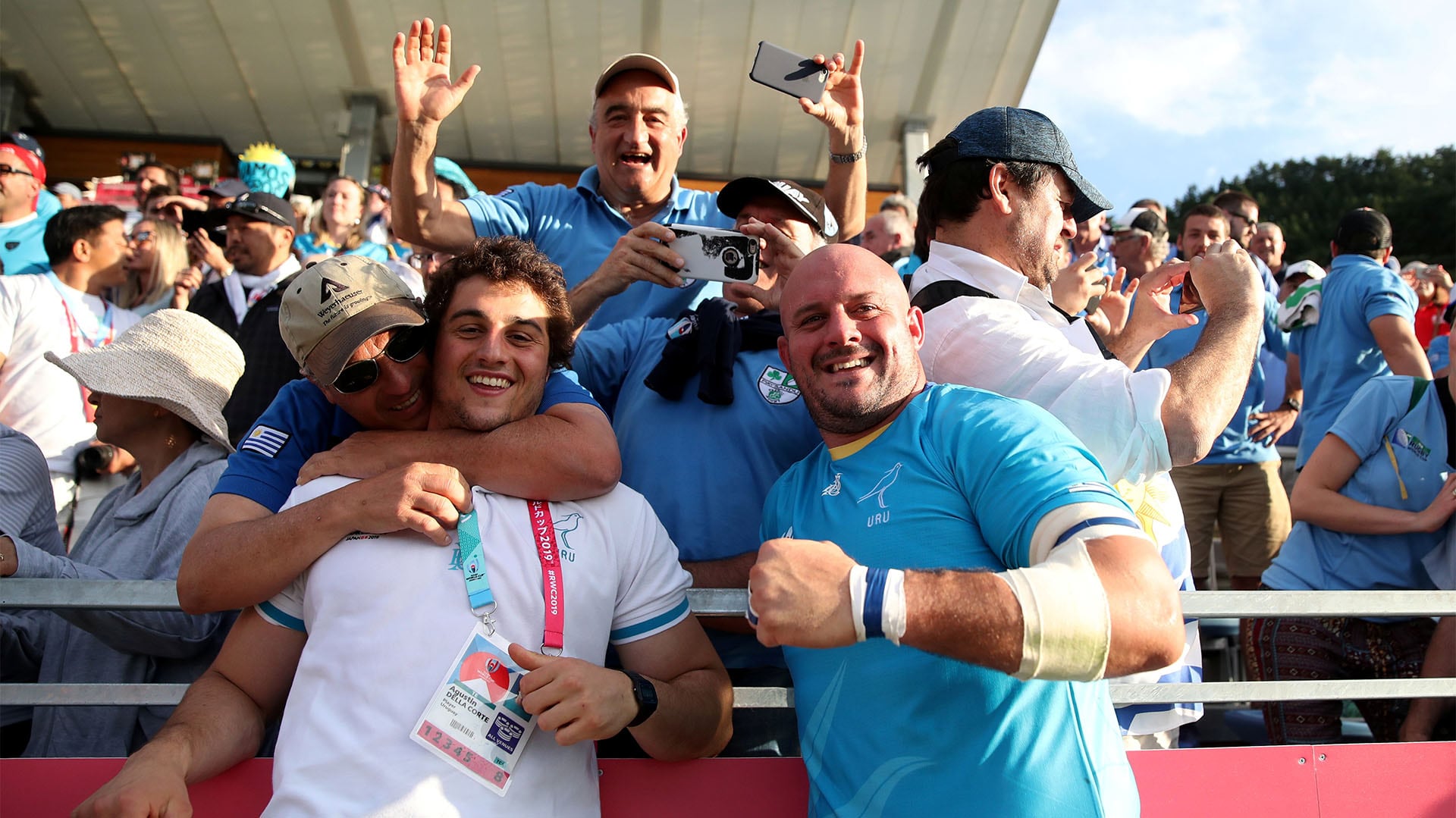 Agustín Della Corte en la celebración del triunfo uruguayo frente de Fiji en el mundial de Rugby 2019, en Japón (REUTERS/Peter Cziborra)