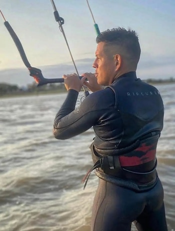 El accidente de kitesurf ocurrió el 6 de agosto en la zona de El Chaquito, en la laguna Setúbal, un sector frecuentado para deportes náuticos en Santa Fe
