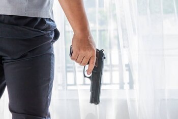 Un abogado armado se enfrentó a cuatro delincuentes que irrumpieron en su residencia. Dos resultaron heridos, mientras otros dos lograron escapar con una camioneta - crédito iStock