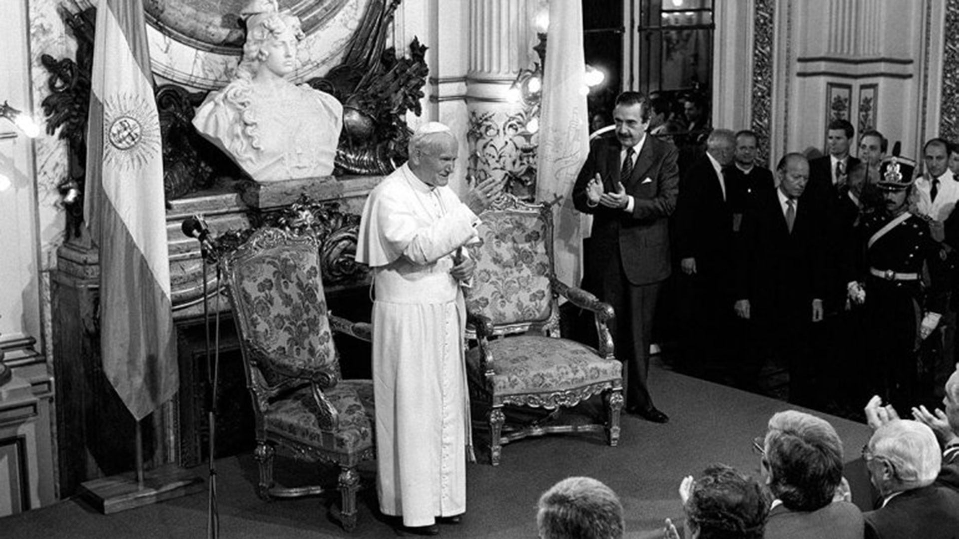 Juan Pablo II volvió a Argentina el 6 de abril de 1987, fue recibido por Raúl Alfonsín y abrió una gira de seis días en Buenos Aires y otras ciudades