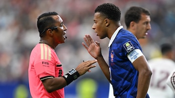 Sin rodeos: Así fue el partido del árbitro salvadoreño Iván Bartón en la semifinal del mundial 2026