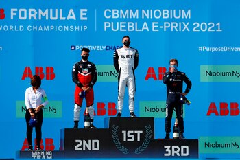 El suizo Edoardo Mortara (2-d),