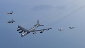 Un bombardero B-52 estadounidense se estrella en California