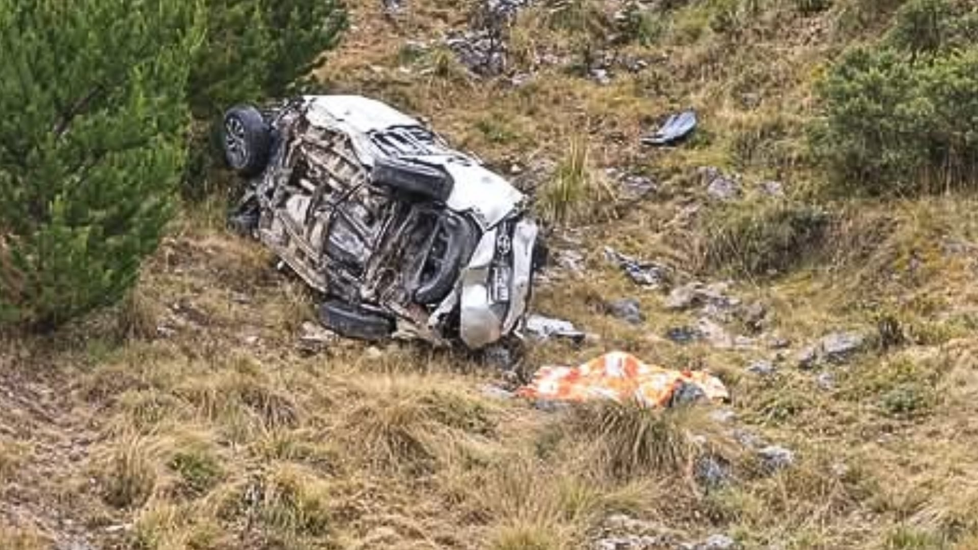 Un vehículo de transporte destruido yace en una ladera de Carhuac tras un despiste en la vía Cerro de Pasco-Oxapampa que dejó siete fallecidos. (Foto: Pasco4380 )