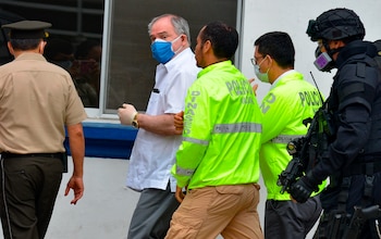 Fotografía tomada el pasado 3 de junio en la que se registró al expresidente ecuatoriano Abdala Bucaram (c), tras ser detenido en Guayaquil (Ecuador), durante una redada contra la corrupción ordenada por la Fiscalía General del Estado. EFE/Marcos Pin/Archivo