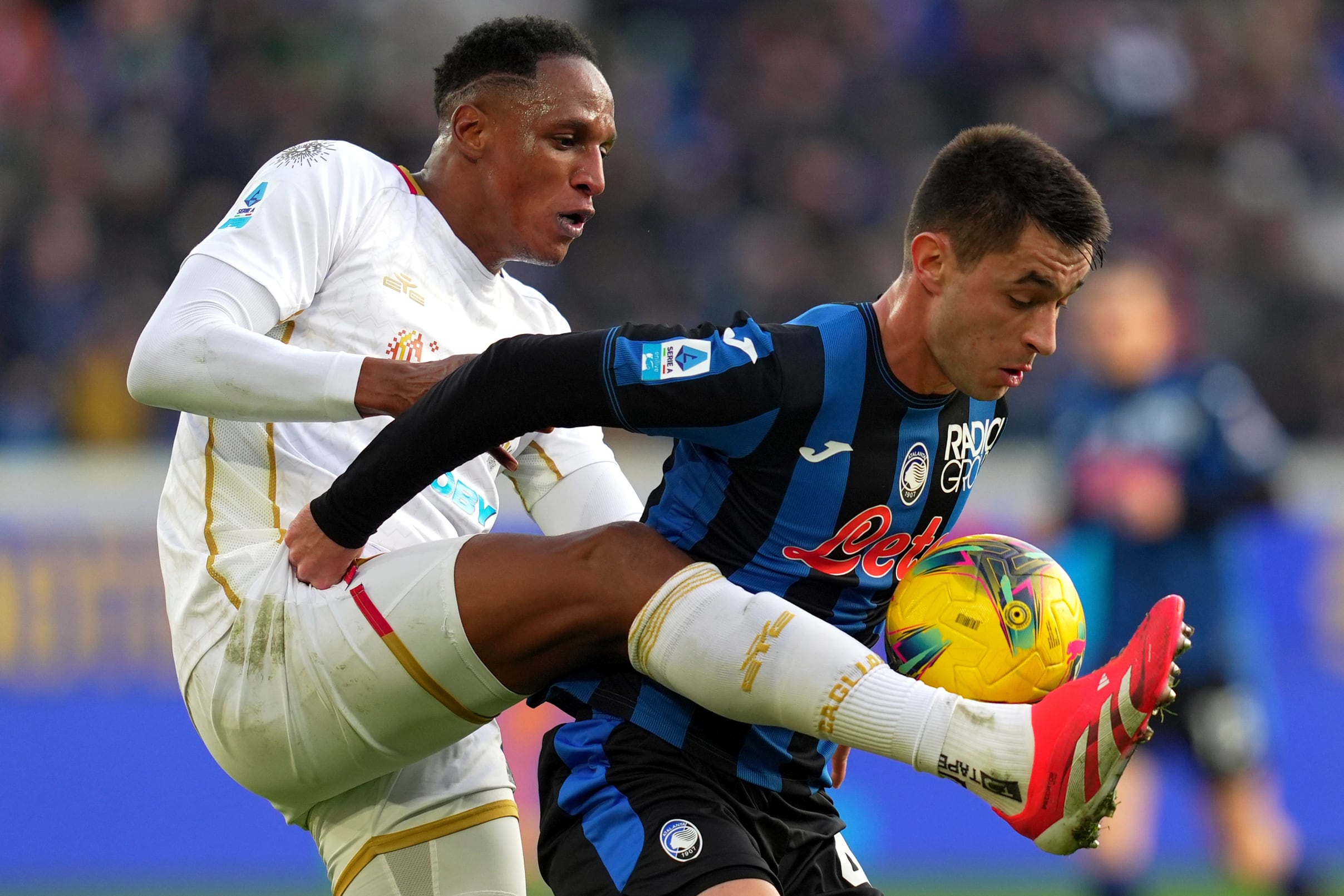 Vanja Vlahovic del Atalanta intenta evitar que Terry Mina del Cagliari le robe el balón en el encuentro de la Serie A el sábado 15 de febrero del 2025 - crédito Spada/LaPresse via AP