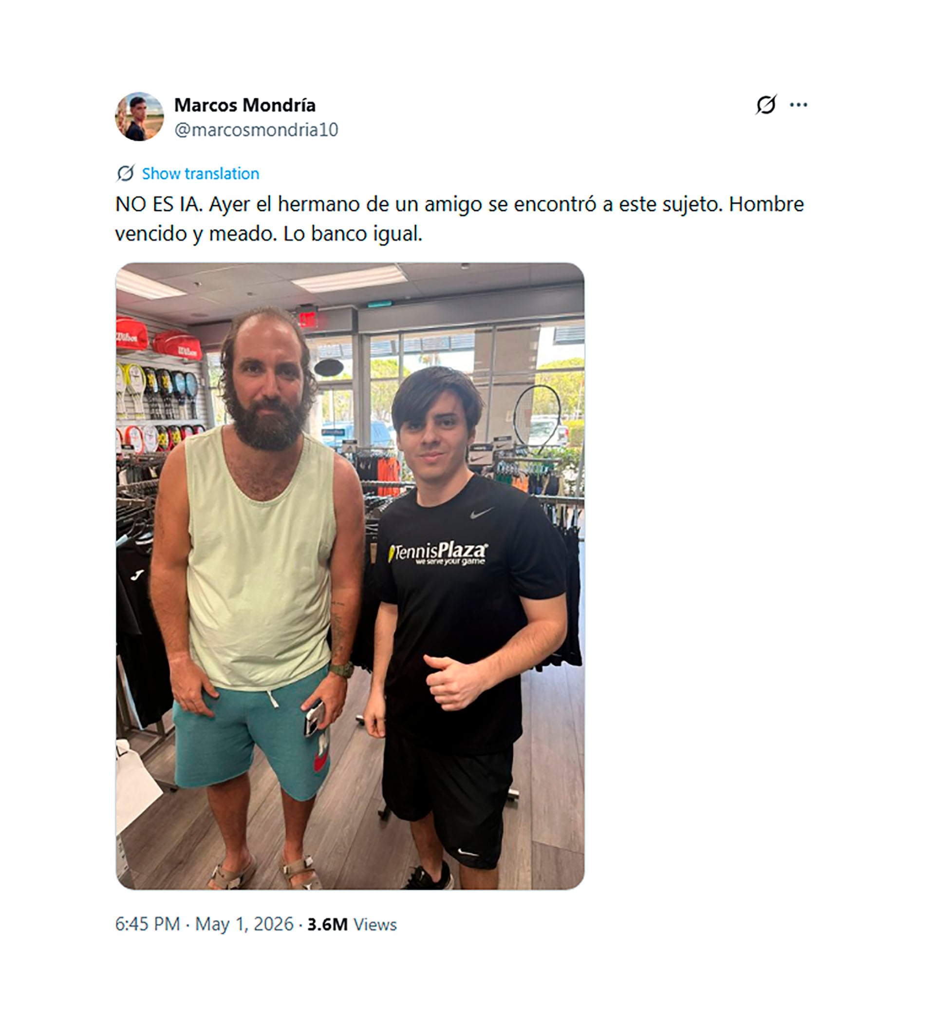 El exfutbolista Gonzalo Higuaín posa junto a un joven en una tienda de deportes, luciendo un aspecto relajado y con barba, en una imagen que se ha vuelto viral en redes. (@marcosmondria10)